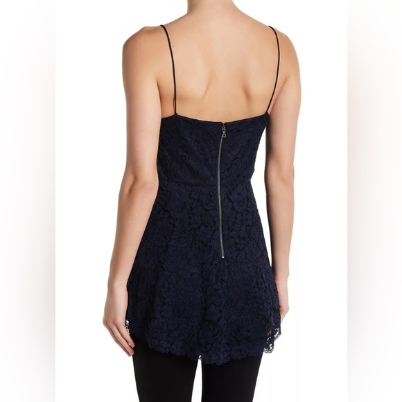 Alice + Olivia Maxine Navy Blue Lace Peplum Top. Pre-Owned. - Picture 2 of 8